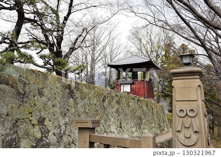 長野県上田市　上田城跡公園の二の丸橋と平和の鐘 130321967
