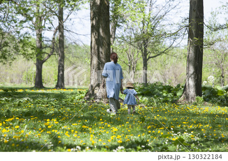 自然の中で遊ぶ親子 自然の中で遊ぶ親子 130322184