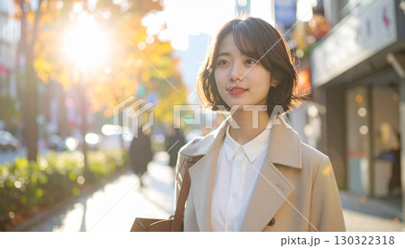 日本人女性のウエストアップポートレート 秋の街並みで歩く 130322318