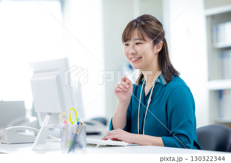 ビジネス パソコンで仕事する女性 ビジネス パソコンで仕事する女性 130322344