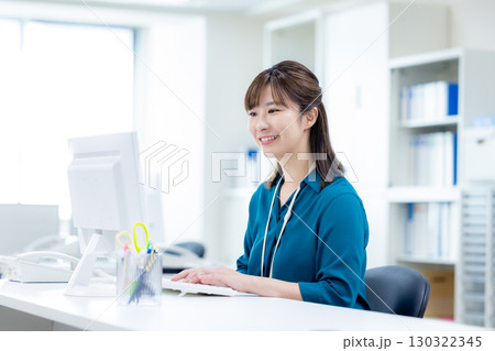 ビジネス　パソコンで仕事する女性 130322345