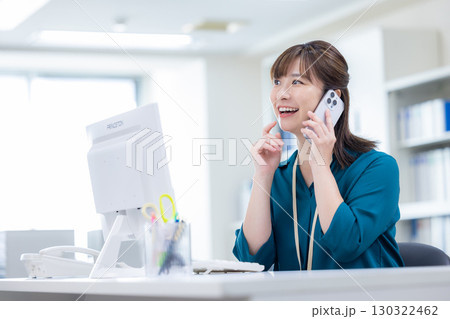 ビジネス　スマホで電話をしている女性 130322462