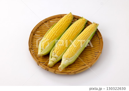 白背景と北海道産のとうもろこし 130322630