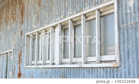 トタン板の壁と窓 130322688