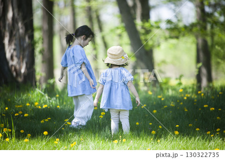 花畑で遊ぶ姉妹 130322735