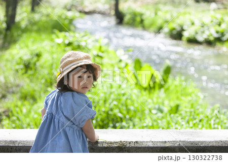 公園で遊ぶ子ども 130322738