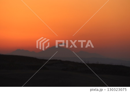 鳥取砂丘から眺める中国地方最高峰大山を染める夕焼け 鳥取砂丘から眺める中国地方最高峰大山を染める夕焼け 130323075