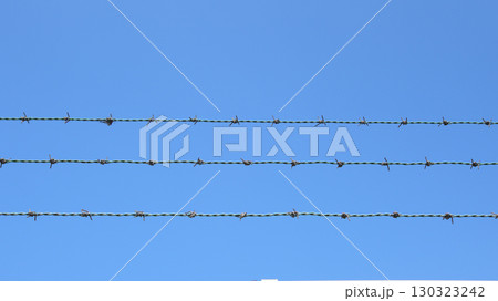 青い空と有刺鉄線 130323242