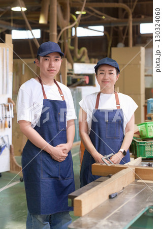 木工職人チームのメンバー写真 130324060