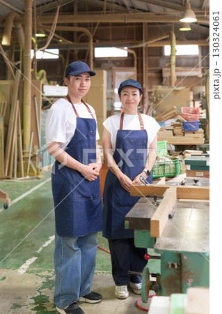 家具工場の仲間たちのポートレート 130324061