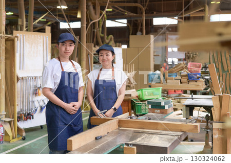 家具工場の仲間たちのポートレート 130324062