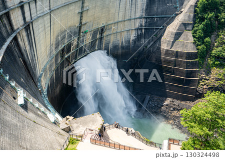 黒部ダム放水の風景 黒部ダム放水の風景 130324498