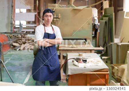 家具製造現場で働く若者 130324541