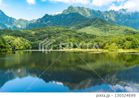戸隠高原の鏡池に映り込む戸隠山の風景 戸隠高原の鏡池に映り込む戸隠山の風景 130324699
