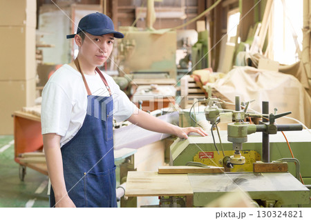 家具製造現場で働く若者 130324821