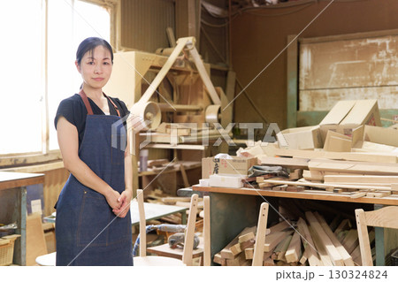 木工所で働く女性スタッフのポートレート 130324824