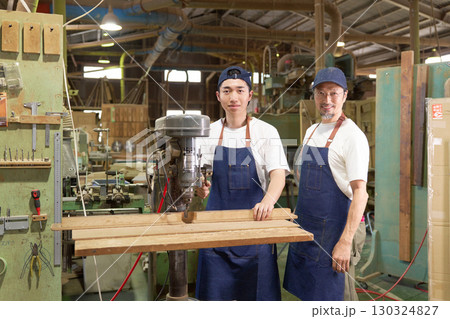 木工所で働くシニアと若者 130324827