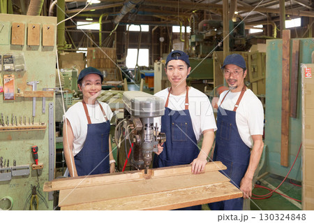 木工職人チームのメンバー写真 130324848