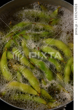 枝豆を茹でている様子 枝豆を茹でている様子 130324928