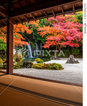 【AI生成画像】秋の京都の庭園風景 130326210
