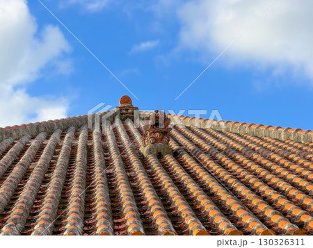 沖縄・宮古島 与那覇で赤瓦屋根に鎮座するシーサー 130326311