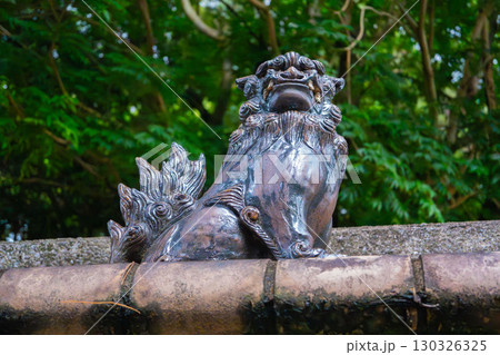 沖縄・浦添で緑の中に鎮座するシーサー(雌) 沖縄・浦添で緑の中に鎮座するシーサー(雌) 130326325