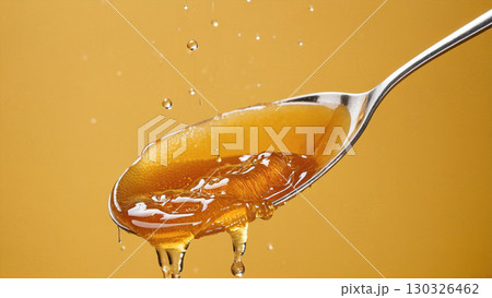 スプーンから滴る琥珀色の蜂蜜|美味しさと自然の恵み スプーンから滴る琥珀色の蜂蜜|美味しさと自然の恵み 130326462