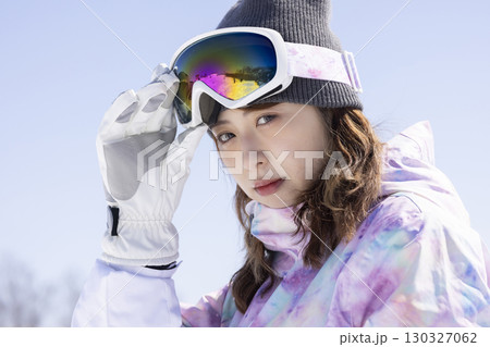 雪を楽しむかわいい女性 雪を楽しむかわいい女性 130327062