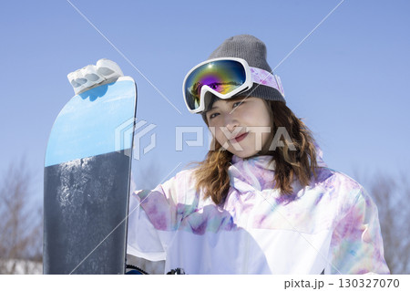 雪を楽しむかわいい女性 雪を楽しむかわいい女性 130327070