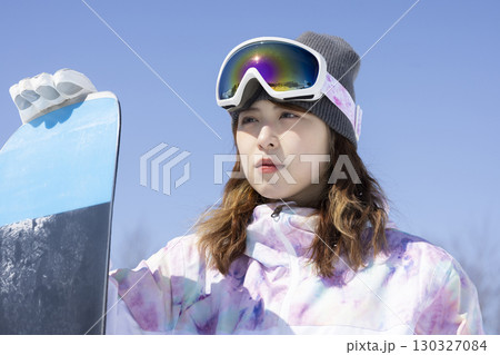 スノーボードを楽しむかわいい女性 130327084