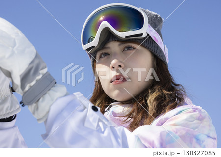 スノーボードを楽しむかわいい女性 130327085