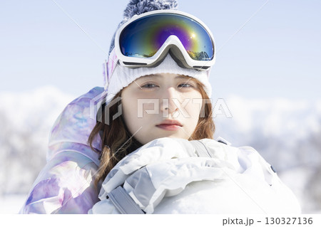 雪山を楽しむかわいい女性 130327136