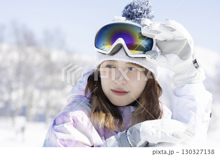 雪山を楽しむかわいい女性 130327138