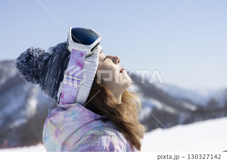 雪山を楽しむかわいい女性 雪山を楽しむかわいい女性 130327142
