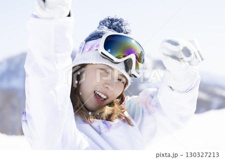雪を楽しむかわいい女性 130327213