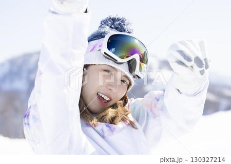 雪を楽しむかわいい女性 130327214