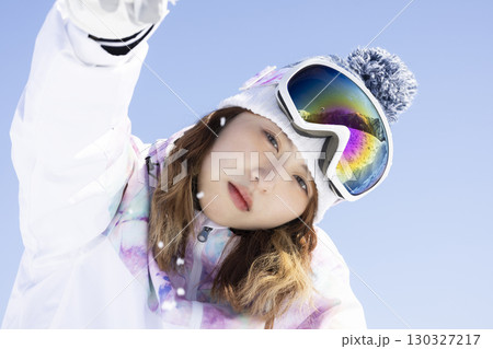 雪を楽しむかわいい女性 130327217