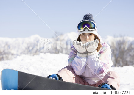 雪を楽しむかわいい女性 130327221
