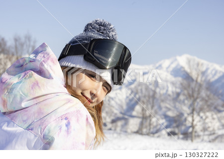 雪を楽しむかわいい女性 130327222