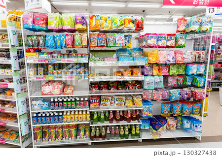ダイソー MEGAドン・キホーテ武蔵小金井駅前店でお菓子を吟味　東京都小金井市本町 130327438