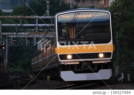 【JR東日本】夕暮れのE231系0番台(中央・総武線:御茶ノ水〜水道橋) 【JR東日本】夕暮れのE231系0番台(中央・総武線:御茶ノ水〜水道橋) 130327484