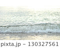 砂浜に打ち寄せる小さな波と静かな海 130327561