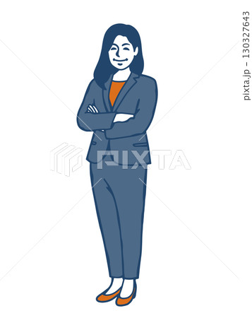 腕を組んで笑顔を見せるスーツ姿の女性ビジネスパーソン 130327643