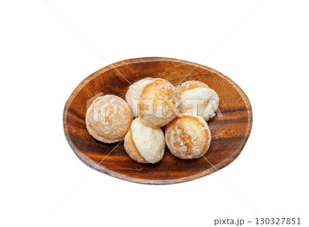 皿に盛った練乳入り鈴カステラ【白背景・切り抜き】 130327851