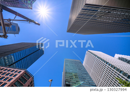 日本の東京都市景観9月2日。大手町のビジネス街。大手町プレイス（右上）や産経新聞社などを望む 130327994