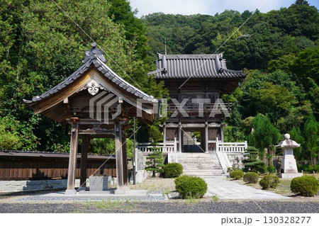 岡山県美咲町にある曹洞宗の寺院「幻住寺」:手水者と山門 岡山県美咲町にある曹洞宗の寺院「幻住寺」:手水者と山門 130328277