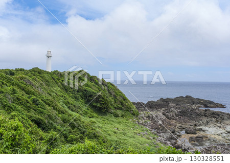 伊豆半島南端の岩場の上に建つ瓜木崎灯台 130328551