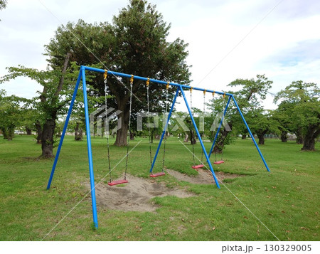 公園にあるブランコ 130329005