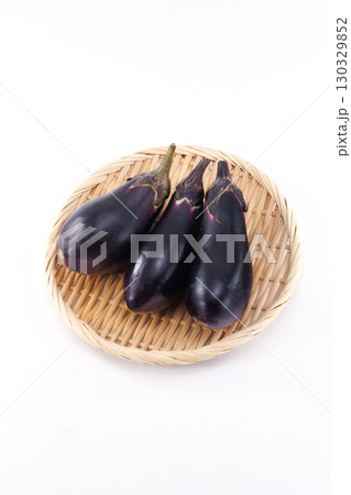 ザルに盛られたナス 130329852