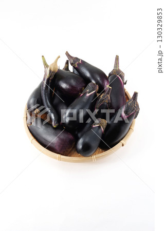 ザルに盛られたナス ザルに盛られたナス 130329853